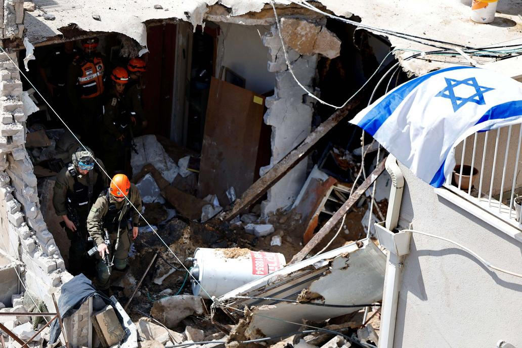 Tel Aviv pod palbou: raketa z Íránu prorazila Železnou kopuli