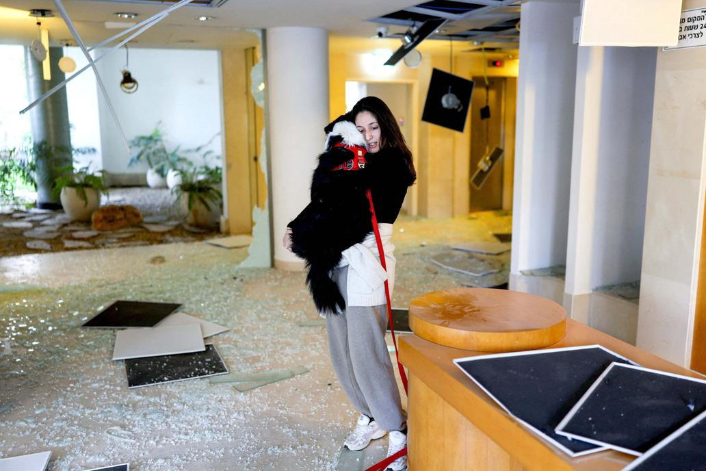 Tel Aviv pod palbou: raketa z Íránu prorazila Železnou kopuli