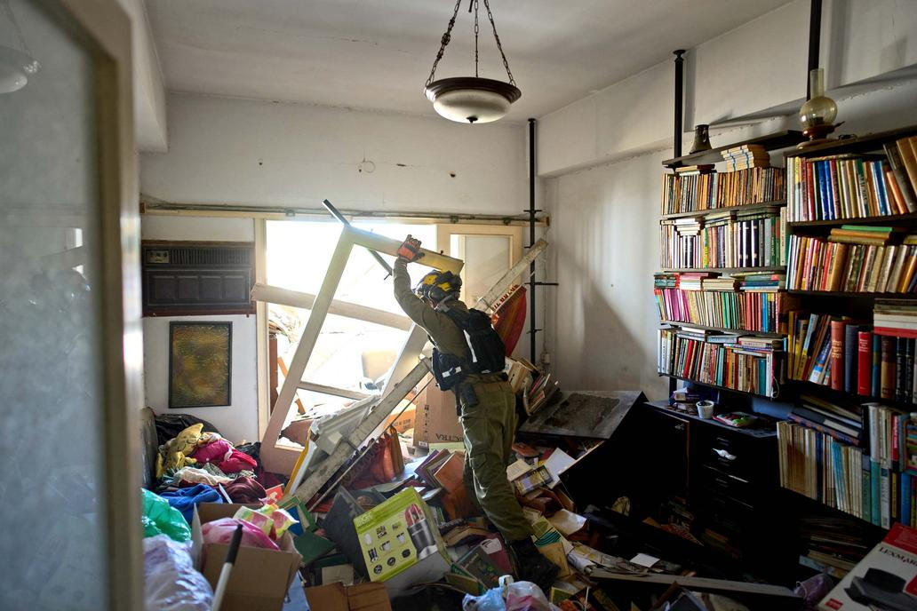 Tel Aviv pod palbou: raketa z Íránu prorazila Železnou kopuli