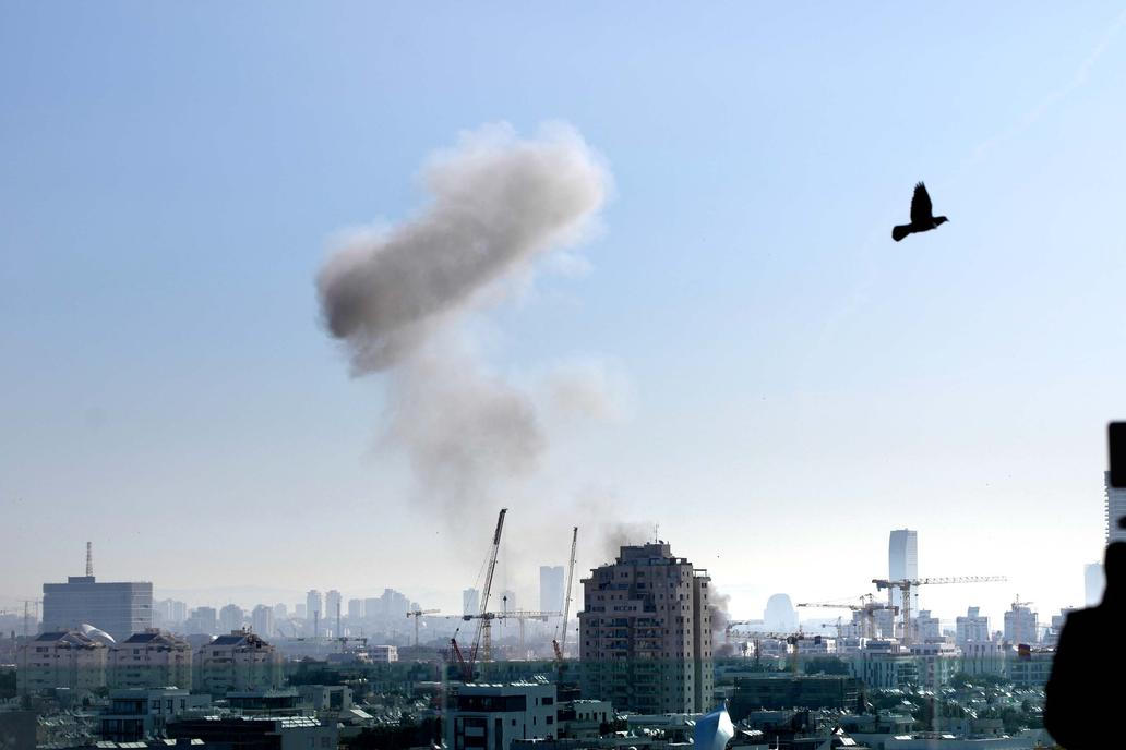 Tel Aviv pod palbou: raketa z Íránu prorazila Železnou kopuli