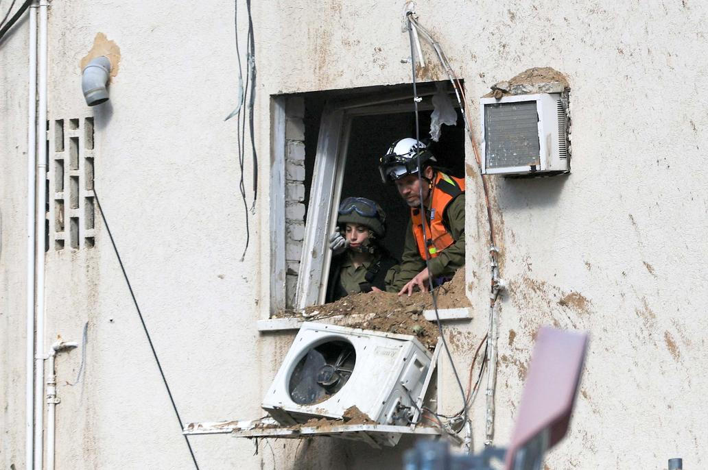 Tel Aviv pod palbou: raketa z Íránu prorazila Železnou kopuli