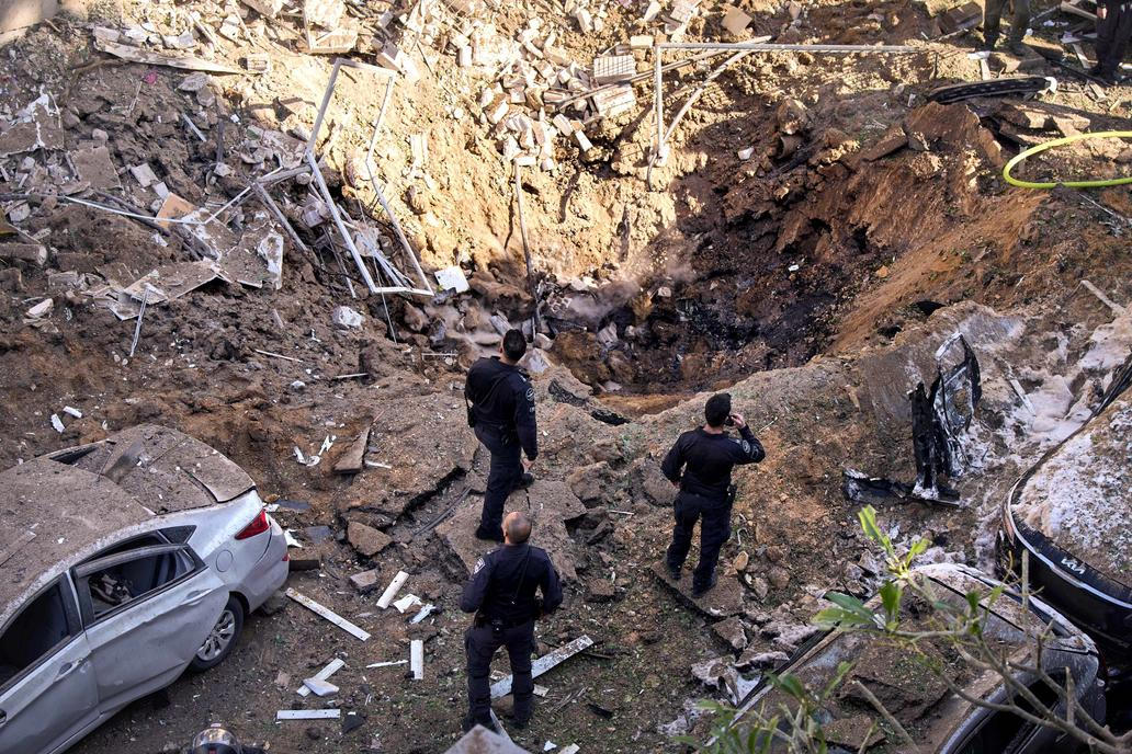 Tel Aviv pod palbou: raketa z Íránu prorazila Železnou kopuli