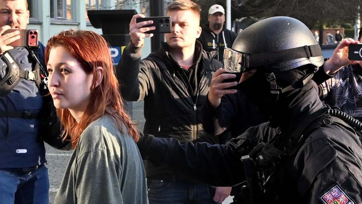 Okresní soud v Pardubicích, policista, obviněná, jednání o vazbě