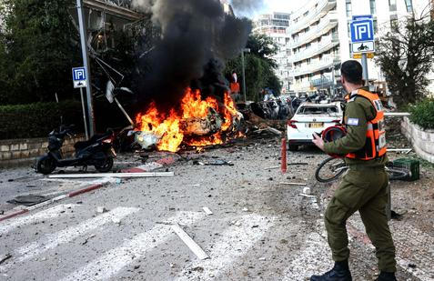 Tel Aviv pod palbou: raketa z Íránu prorazila Železnou kopuli