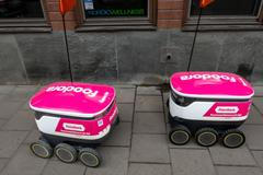 V Karlíně od konce loňského roku rozváží jídlo autonomní vozítka firmy foodora. 