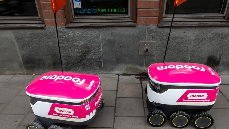 V Karlíně od konce loňského roku rozváží jídlo autonomní vozítka firmy foodora. 
