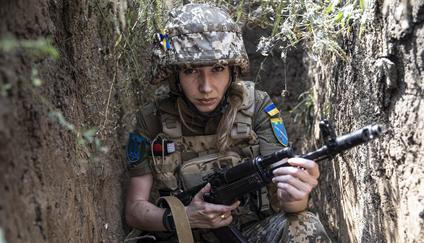 Kapitánka ukrajinské armády v zákopu