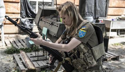 Kapitánka ukrajinské armády se chystá k boji