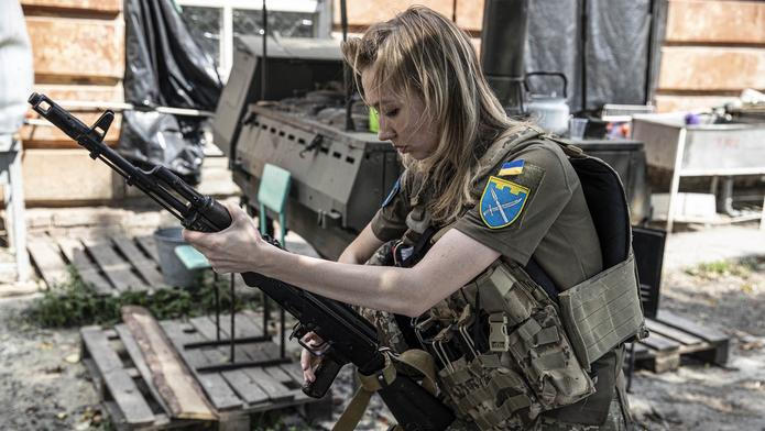 Kapitánka ukrajinské armády se chystá k boji