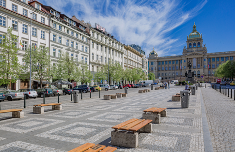 Praha v posledních letech prochází výraznou proměnou veřejného prostoru. Mezi nejvýznamnější projekty patří revitalizace Václavského náměstí, úprava Karlova náměstí a rozsáhlé změny v oblasti Hlavního nádraží. 