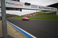 Cílová rovinka na Autodromu Most.