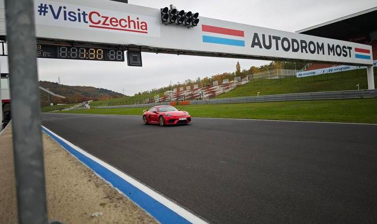 Cílová rovinka na Autodromu Most.