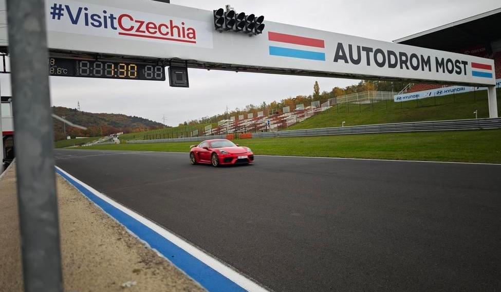 Cílová rovinka na Autodromu Most.