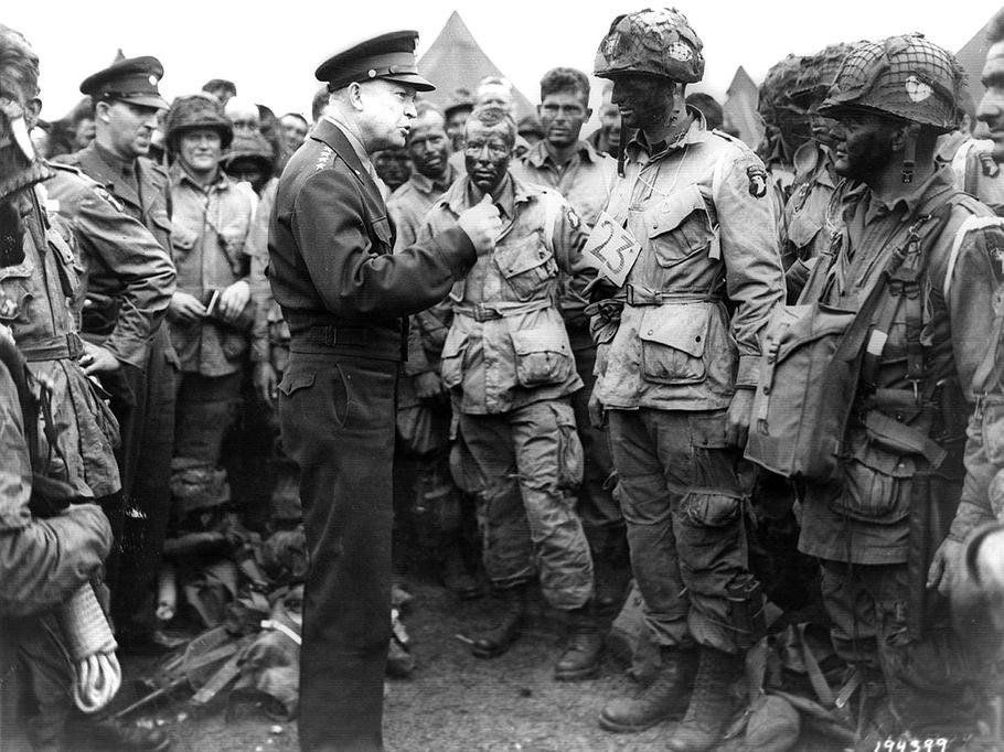 Generál Dwight D. Eisenhower byl nejvyšším velitelem spojeneckých expedičních sil (SHAEF).