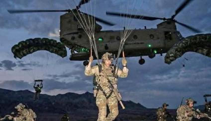 Donald Trump minulý týden nařídil přesun tisíců elitních výsadkářů z 82. výsadkové divize na Blízký východ.