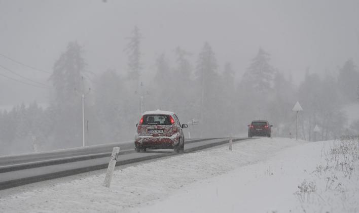 silnice I/46, auto, automobil, sníh, sněžení, zima, zimní počasí