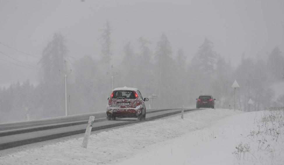 silnice I/46, auto, automobil, sníh, sněžení, zima, zimní počasí