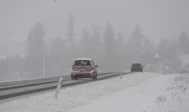 silnice I/46, auto, automobil, sníh, sněžení, zima, zimní počasí