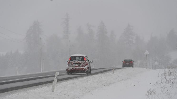 silnice I/46, auto, automobil, sníh, sněžení, zima, zimní počasí
