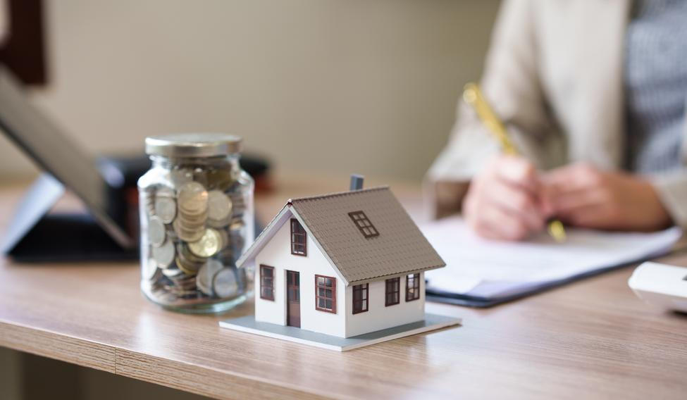 Real,Estate,Agents,Offer,To,Sell,Houses,Or,Condos,And