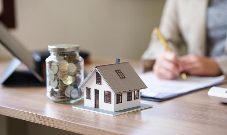 Real,Estate,Agents,Offer,To,Sell,Houses,Or,Condos,And