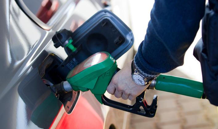 Ropa, benzín, tankování, ilustrační foto