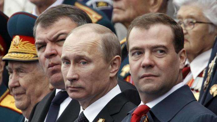 Zatímco v Rusku to vře nespokojeností, na mezinárodní scéně prezidentu Vladimiru Putinovi (uprostřed, na archivním snímku se svým věrným podporovatelem Dmitrijem Medveděvem nahrává podle britského historika Marka Galeottiho konflikt mezi USA, Izraelem a Íránem.