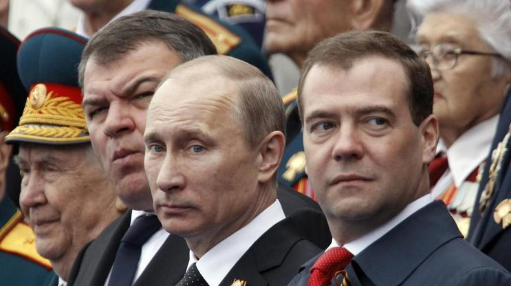 Zatímco v Rusku to vře nespokojeností, na mezinárodní scéně prezidentu Vladimiru Putinovi (uprostřed, na archivním snímku se svým věrným podporovatelem Dmitrijem Medveděvem nahrává podle britského historika Marka Galeottiho konflikt mezi USA, Izraelem a Íránem.