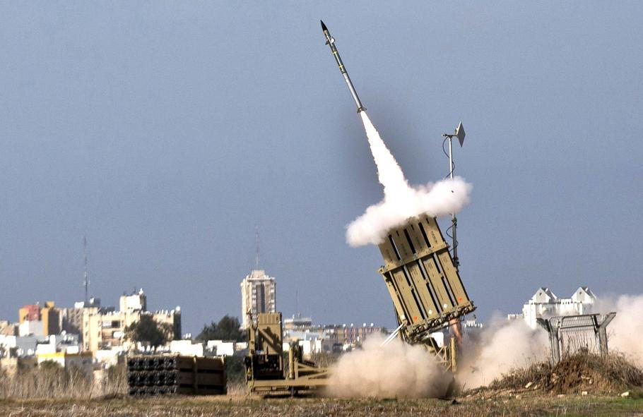 Izraelský protiraketový systém Iron Dome Systém izraelské protivzdušné obrany Iron Dome odpaluje raketu