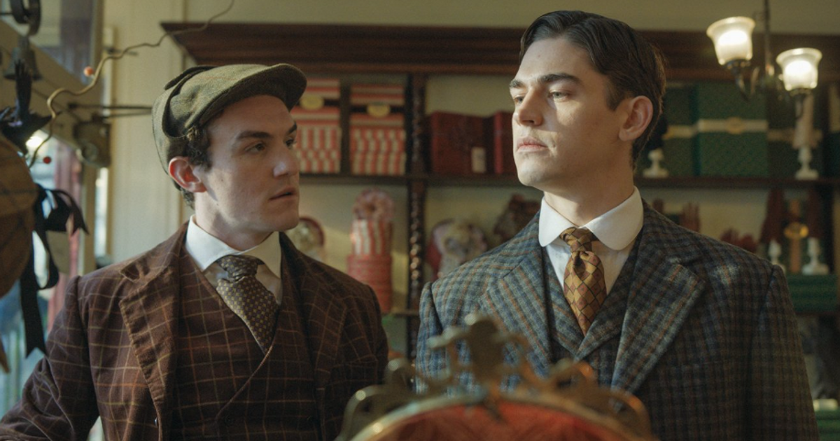 Ani den bez průšvihu. Guy Ritchie proměnil mladého Sherlocka ve svéhlavého hejska