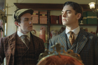Dónal Finn jako James Moriarty a Hero Fiennes Tiffin coby Sherlock Holmes v britském seriálu Mladý Sherlock.