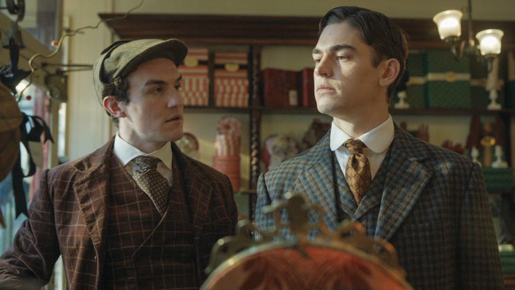 Dónal Finn jako James Moriarty a Hero Fiennes Tiffin coby Sherlock Holmes v britském seriálu Mladý Sherlock.
