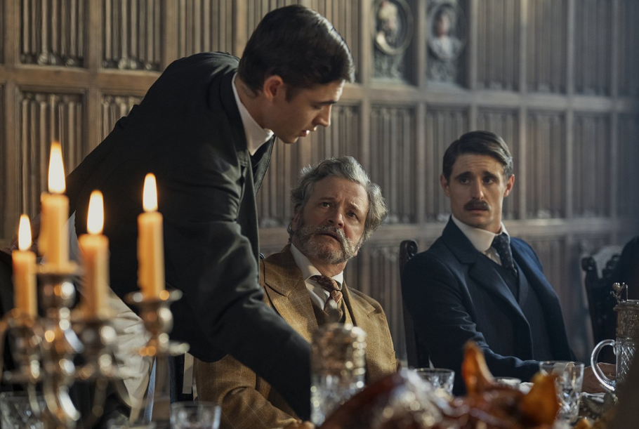 Hero Fiennes Tiffin v roli mladého Sherlocka, Colin Firth jako Bucephalus Hodge a Max Irons coby Mycroft Holmes v seriálu Mladý Sherlock.