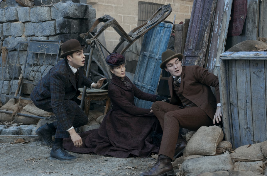 Hero Fiennes Tiffin jako mladý Sherlock, Natascha McElhoneová coby jeho matka a Dónal Finn v roli Moriartyho v seriálu Mladý Sherlock.