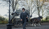 Hero Fiennes Tiffin jako Sherlock Holmes v seriálu Mladý Sherlock.