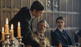 Hero Fiennes Tiffin v roli mladého Sherlocka, Colin Firth jako Bucephalus Hodge a Max Irons coby Mycroft Holmes v seriálu Mladý Sherlock.