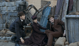 Hero Fiennes Tiffin jako mladý Sherlock, Natascha McElhoneová coby jeho matka a Dónal Finn v roli Moriartyho v seriálu Mladý Sherlock.