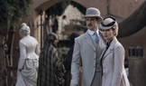 Max Irons jako Sherlockův starší bratr Mycroft a Natascha McElhoneová coby Sherlockova matka Cordelia Holmesová v seriálu Mladý Sherlock.