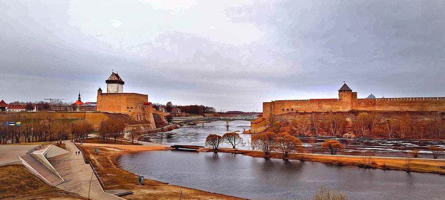 Nalevo Evropská unie a estonské město Narva, napravo ruské město Ivangorod. Fotografie z jara 2023.