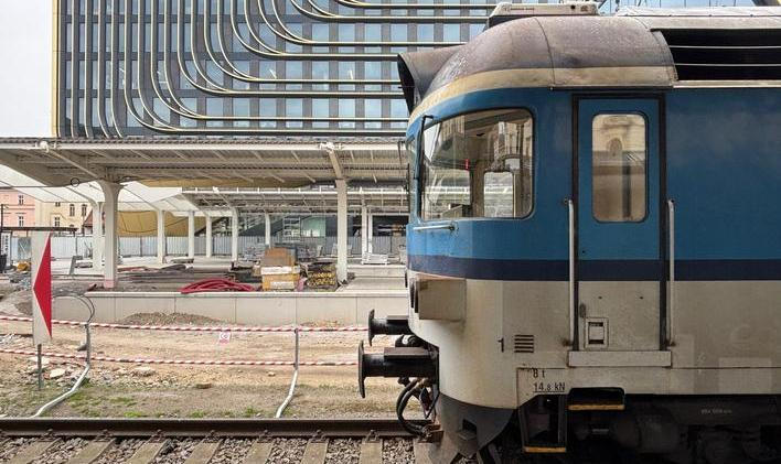 Nová nástupiště číslo 8 a 9 se původně měla otevřít už loni. Kvůli špatně vypočítanému projektu se ale celý projekt nového Masarykova nádraží zkomplikoval a citelně zpozdil.