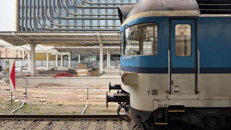 Nová nástupiště číslo 8 a 9 se původně měla otevřít už loni. Kvůli špatně vypočítanému projektu se ale celý projekt nového Masarykova nádraží zkomplikoval a citelně zpozdil.