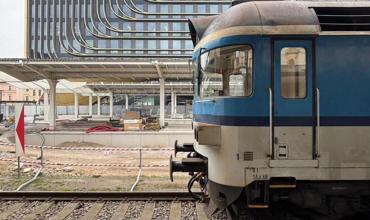 Nová nástupiště číslo 8 a 9 se původně měla otevřít už loni. Kvůli špatně vypočítanému projektu se ale celý projekt nového Masarykova nádraží zkomplikoval a citelně zpozdil.
