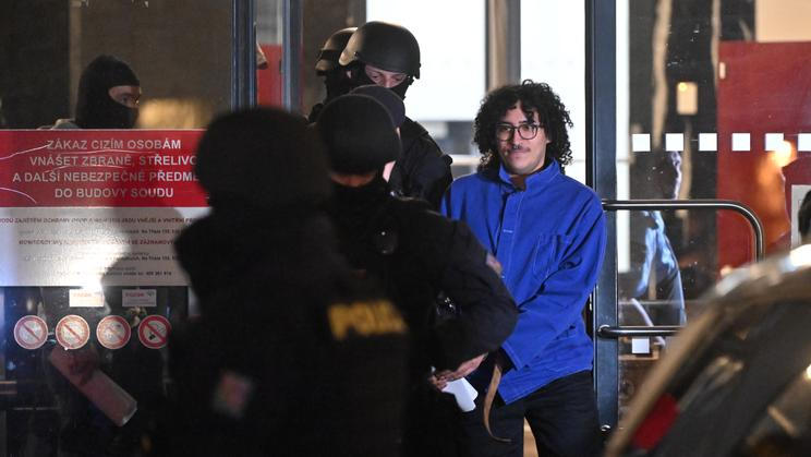 Okresní soud v Pardubicích, obviněný, jednání o vazbě, policisté