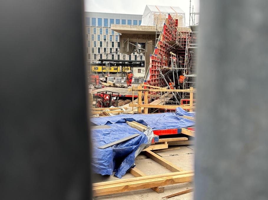 Pohled skrz plot nenaznačuje, že by se s modernizací nádraží nyní kdovíjak spěchalo.