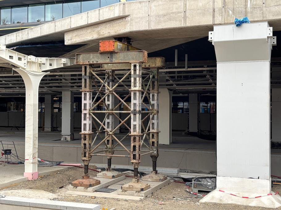 Nadzemní platformu, největší pýchu nového nádraží, musel podepřít nový pilot. Jinak hrozilo, že se průchozí střecha o rozloze Staroměstského náměstí propadne.