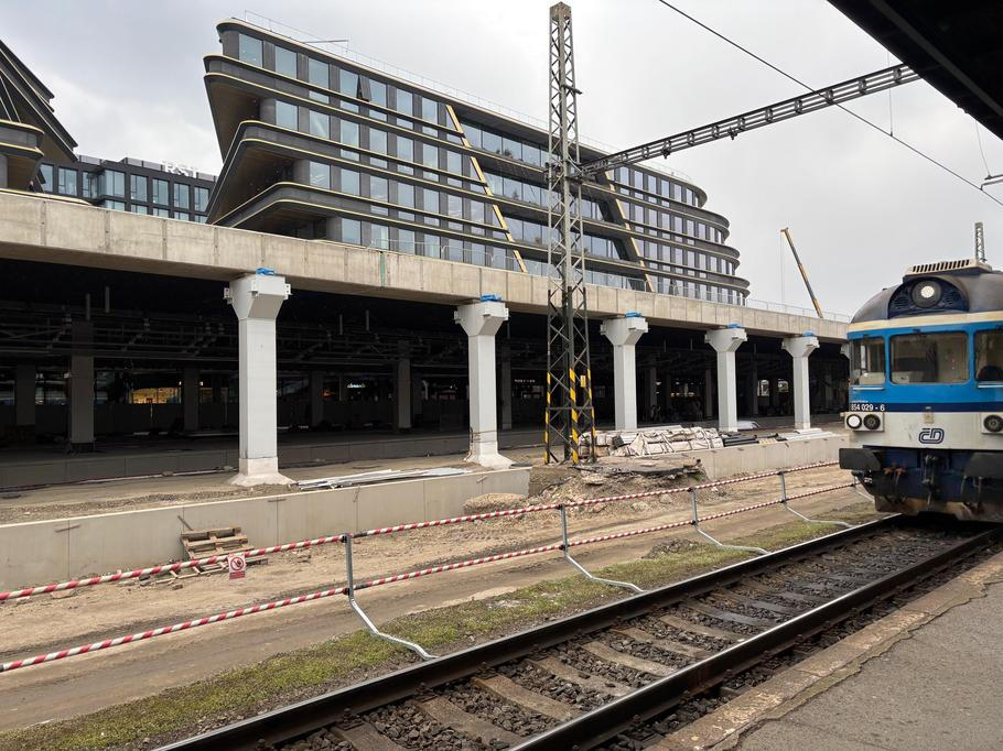 Nové kryté nástupiště s kolejemi 8 a 9 mělo být hotové už v roce 2025. Ani na začátku druhého čtvrtletí 2026 se však práce zdaleka neblíží ke konci.