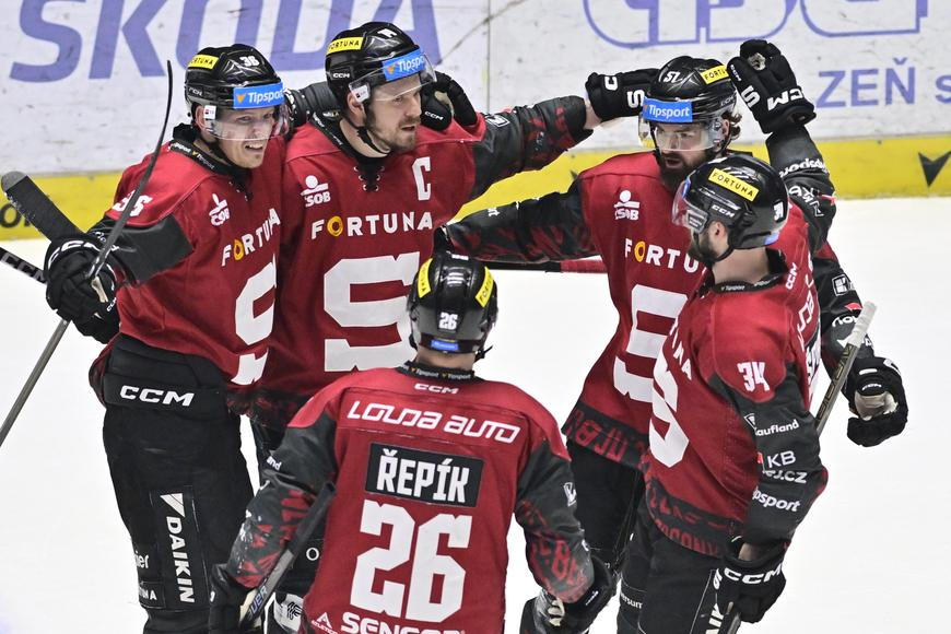 Naděje Sparty žije, Pražané odvrátili první mečbol Plzně