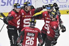 Hokejisté Sparty slaví branku v duelu v Plzni