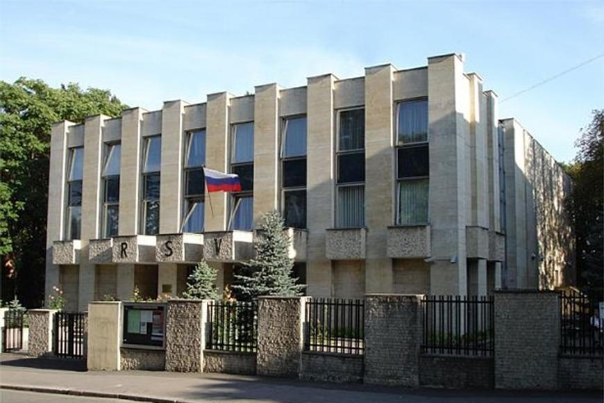 Útok zápalnými lahvemi na Ruský dům v Praze. Rusku se už dříve nelíbil český postoj