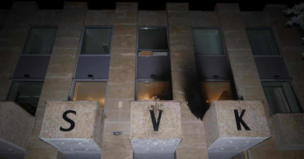 K útoku na Ruský dům se sám přihlásil cizinec. Akci prý plánoval od loňského léta